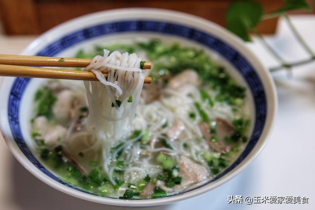 风靡广东的原味汤粉的高汤如何熬制？