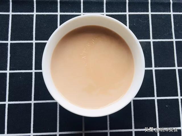 草原人的最爱，就是那香喷喷的煮奶茶，每天都要喝上它几大碗。